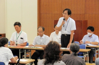 ２０２３年度を最後に市民文化祭を廃止する方針を伝える姫路市職員ら＝姫路市安田４