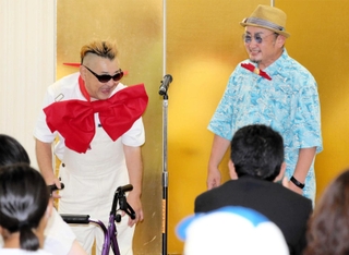 巨大なちょうネクタイで登場した森本弘典さん（左）と村上昭人さん＝姫路市総社本町（撮影・井上　駿）