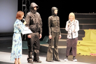 姫路レザーを使った新作を披露したコシノミチコさん（右）＝姫路市神屋町