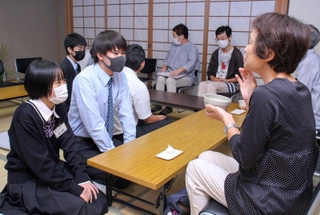 健診を終えた住民と生活習慣などについて話す夢前高校生＝姫路市夢前町前之庄