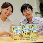 キャンディーを開発した姫路市消防局の釜田達基さん（右）と扇雀飴本舗の休場仁美さん＝同市安田４