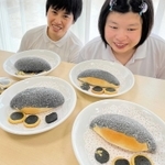 生地に竹炭パウダーを練り込んで作ったメロンパン＝姫路市書写