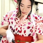 海外に和牛の多彩な魅力をＰＲするため、着物姿で肉をさばく渡邊麻莉夏さん＝姫路市内