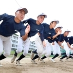 秋季県大会に向けて気合十分の山田星汰主将（左端）ら姫路商業ナイン＝姫路市井ノ口