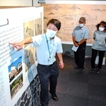 姫路城の構造を解説する文化財調査専門員＝姫路市四郷町坂元
