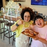 「アロハ～」。マラサダドーナツ専門店を開いた嶋尾みち子さん（左）と長女の朱織さん＝姫路市別所町別所
