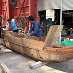 弥生時代の交易船を再現した木造船＝姫路市的形町的形（オクムラボート販売提供）