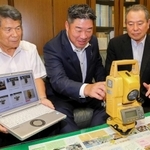 松浦弘幹校長（右）に測量機器の使い方を教える勝間功雄代表（中央）と増田和仁副会長＝龍野北高校