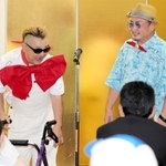 巨大なちょうネクタイで登場した森本弘典さん（左）と村上昭人さん＝姫路市総社本町（撮影・井上　駿）