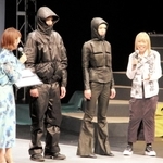 姫路レザーを使った新作を披露したコシノミチコさん（右）＝姫路市神屋町