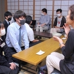 健診を終えた住民と生活習慣などについて話す夢前高校生＝姫路市夢前町前之庄