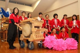だんじりを囲み、かけ声の練習をする子どもたち＝福崎町八千種