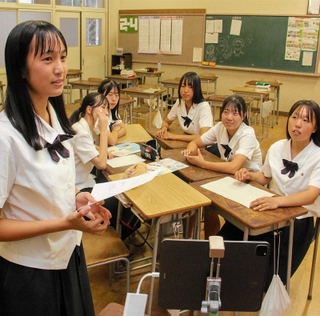 物産展に向け、沖縄の事業者とオンラインで打ち合わせをする元福安芳さん（左）ら琴丘高校の生徒たち＝姫路市今宿