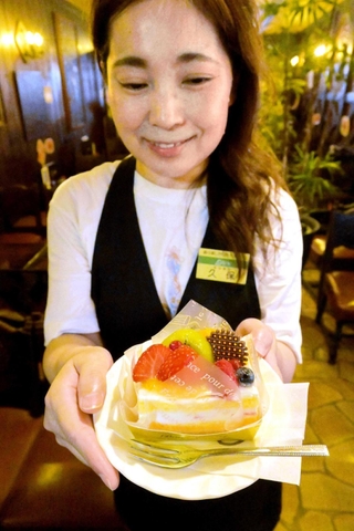 飲み物を頼むとケーキがサービスで付いてくる＝姫路市綿町