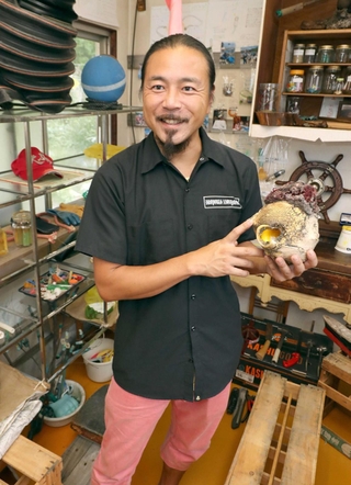 「船長小屋」で漂着物を展示している喜多直人さん＝姫路市家島町真浦