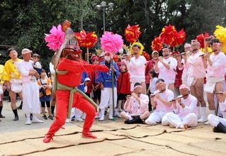 境内で奉納された「龍王舞」＝姫路市船津町