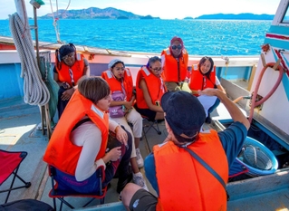 ９月のモニターツアーで底引き網漁を見学する外国人客ら＝家島沖（家島観光事業組合提供）