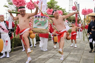 「イッシ、イッシ、ドッコイ」のかけ声で酒だるを運ぶ伝統行事の「樽かき」＝姫路市香寺町岩部