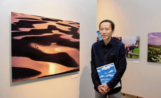 早朝の播磨灘など、司馬遼太郎さんが歩いた土地の息吹を写真で表現する小林修さん＝姫路市山野井町
