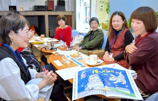 本の内容について話し合う「みんつ」のメンバーたち＝姫路市二階町