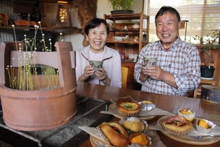 山野草喫茶「やまぼうし」を開く上延さん夫妻。「秋の見頃はホトトギスやダイモンジソウ」という＝福崎町西田原