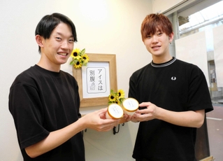別腹グループを展開する岡本拓也さん（左）と直也さん＝姫路市本町