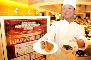ぼっかけを使った焼きおにぎりにだしをかけたお茶漬けで最優秀賞を受けた井上英樹さん＝姫路市南駅前町