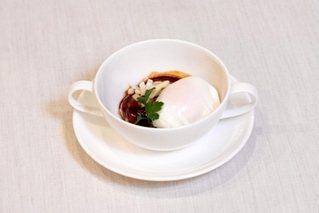 １２月と来年１月に提供される「ふわシャキ豆腐ハンバーグ」（ホテル日航姫路提供）