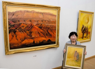 シルクロードや欧州、日本を描いた油彩画で回顧展を開いている高原智子さん＝姫路市本町
