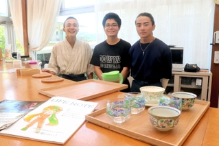 夢前の活性化に取り組む向山遥温さん（左）たち＝姫路市夢前町塩田