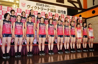 一新したユニホームをまとい健闘を誓うヴィクトリーナ姫路の選手たち＝姫路市神屋町