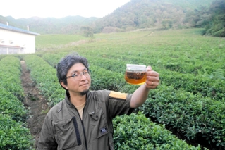 本格的な紅茶生産に乗り出した「仙霊茶園」の野村俊介代表＝神河町吉冨