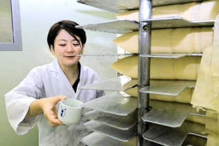 新酒の出来を確かめる川石光佐社長＝灘菊酒造