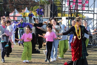 観客も一緒によさこいを踊り、交流を楽しんだ＝シロトピア記念公園