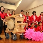だんじりを囲み、かけ声の練習をする子どもたち＝福崎町八千種