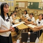 物産展に向け、沖縄の事業者とオンラインで打ち合わせをする元福安芳さん（左）ら琴丘高校の生徒たち＝姫路市今宿
