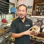 「船長小屋」で漂着物を展示している喜多直人さん＝姫路市家島町真浦