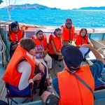 ９月のモニターツアーで底引き網漁を見学する外国人客ら＝家島沖（家島観光事業組合提供）