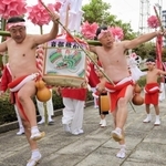 「イッシ、イッシ、ドッコイ」のかけ声で酒だるを運ぶ伝統行事の「樽かき」＝姫路市香寺町岩部