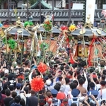 松原八幡神社の楼門前で練り合わせる木場地区の３基の神輿＝姫路市白浜町（撮影・辰巳直之）