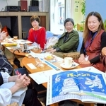 本の内容について話し合う「みんつ」のメンバーたち＝姫路市二階町