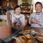 山野草喫茶「やまぼうし」を開く上延さん夫妻。「秋の見頃はホトトギスやダイモンジソウ」という＝福崎町西田原