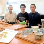 夢前の活性化に取り組む向山遥温さん（左）たち＝姫路市夢前町塩田