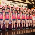 一新したユニホームをまとい健闘を誓うヴィクトリーナ姫路の選手たち＝姫路市神屋町