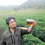 本格的な紅茶生産に乗り出した「仙霊茶園」の野村俊介代表＝神河町吉冨