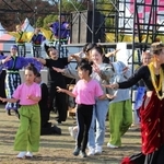 観客も一緒によさこいを踊り、交流を楽しんだ＝シロトピア記念公園