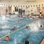 外部指導者らが見守る中、練習に打ち込む中学生たち＝姫路市東延末２