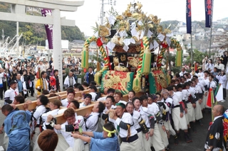 勇壮に屋台を練る氏子ら＝恵美酒神社