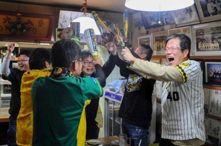 阪神が本塁打で先制し、喜ぶ「和虎会」のメンバーたち＝姫路市名古山町