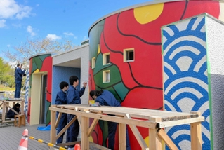 桜山公園のトイレに絵を描く姫路工業高校の生徒＝姫路市太市中
